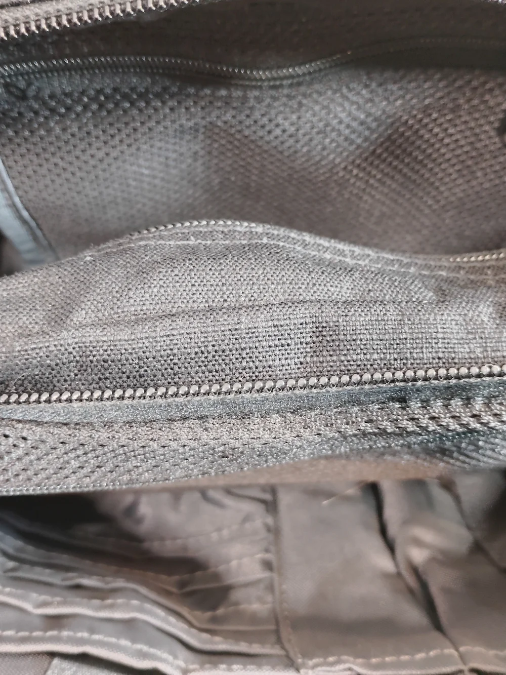 Eagle Creek Black  Compact Messenger/Crossbody Bag